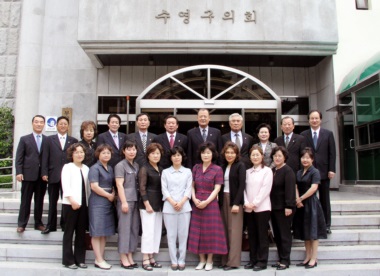 의원과 의정모니터와의 기념촬영(2005년 5월 24일, 수영구의회 정문)