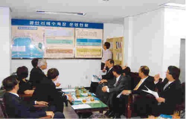 광안리해수욕장 여름행정봉사실 방문 격려(2003.8.11)