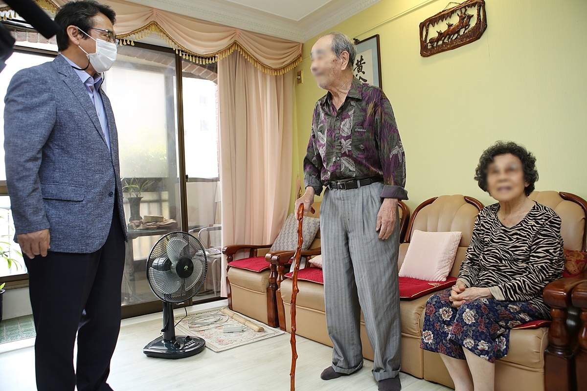 노인의날 기념 100세 기념 장수지팡이 전달 1