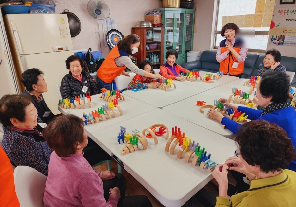 우리 동아리 최고! 노인 치매예방 놀이봉사 동아리 소공뜰 / 어르신 계신 곳 어디라도 달려갑니다 1