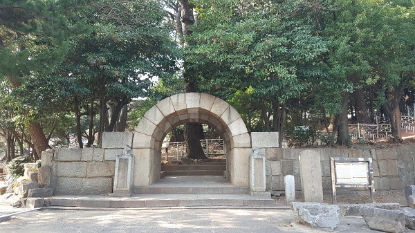 우리동네 터줏대감2 수영사적공원 `수영성남문 /  무지개로 남은 수영성남문 첨부파일 이미지