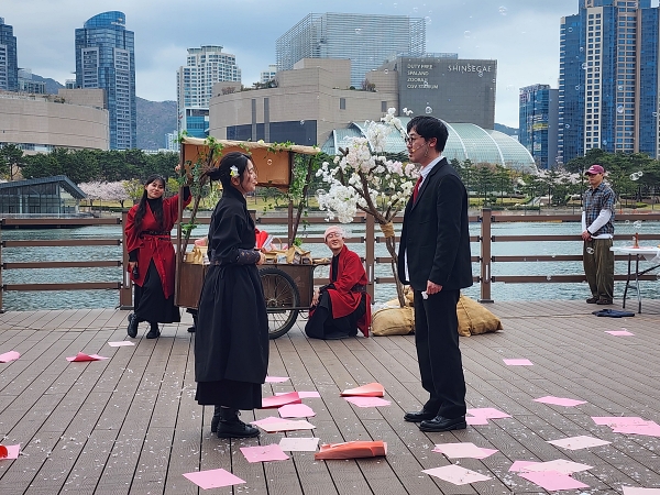 명예기자가 간다-수영강 블로썸데이/꽃비 내리는 산책로, 사랑의 감정을 부르는 공연 첨부파일 이미지