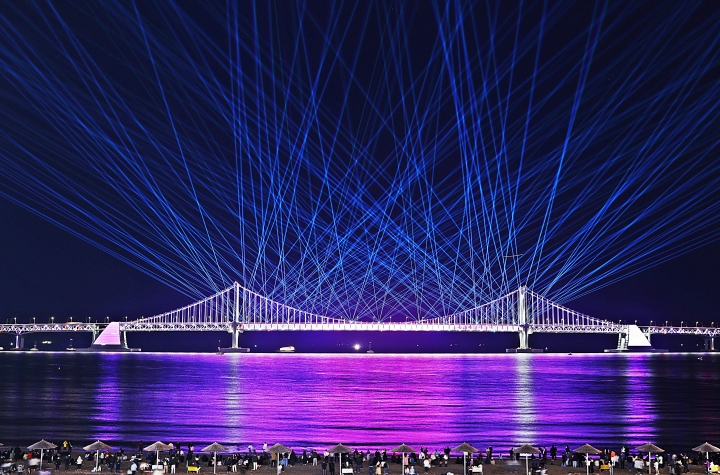 드론을 넘어 레이저까지 더 화려해진 광안리 밤바다로 초대합니다 첨부파일 이미지