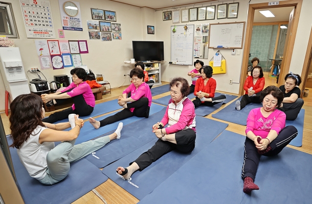경로당을 다시 보다 ⑥ 정과정경로당 / 새벽 5시 30분, 춤으로 하루를 여는 사람들 첨부파일 이미지