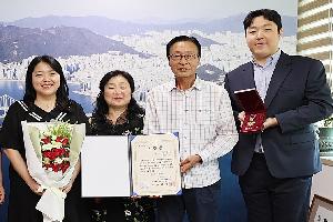6·25전쟁영웅 유가족에게 무공훈장 전수