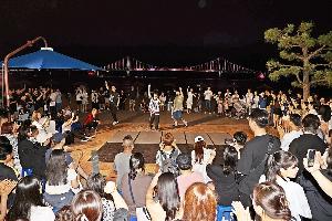놀면서 쉬면서 즐기는 `한여름 밤의 바다
