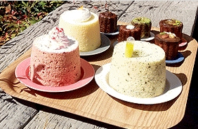 나무 쟁반 위에 놓인 3개의 케이크와 5개의 머핀 이미지