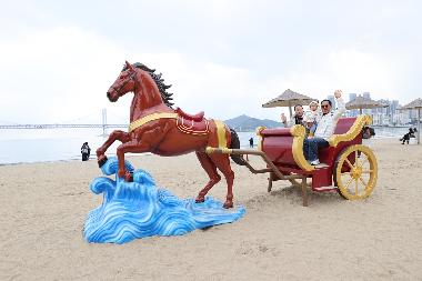 광안리 말 조형물