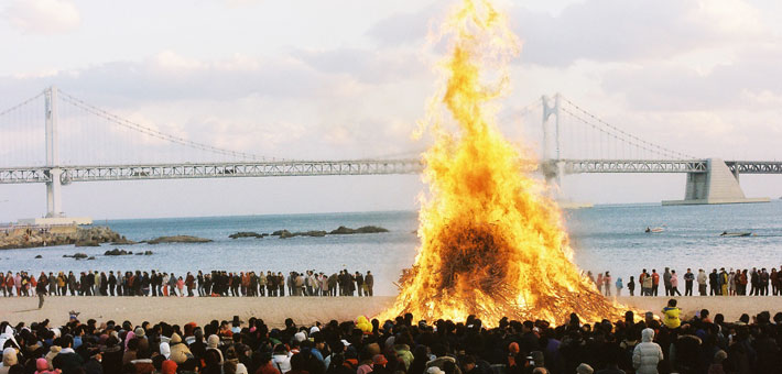 Jeongwol Daeboreum Suyeong Traditional Daljip Nori 1