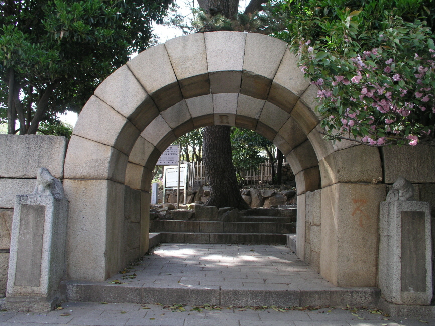 Suyeong Fortress South Gate (Busan Metropolitan City-Designated Tangible Cultural Asset No. 17)